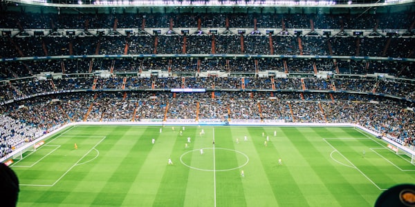 西甲联赛巴塞罗那队与皇家马德里队国家德比中梅西带球突破